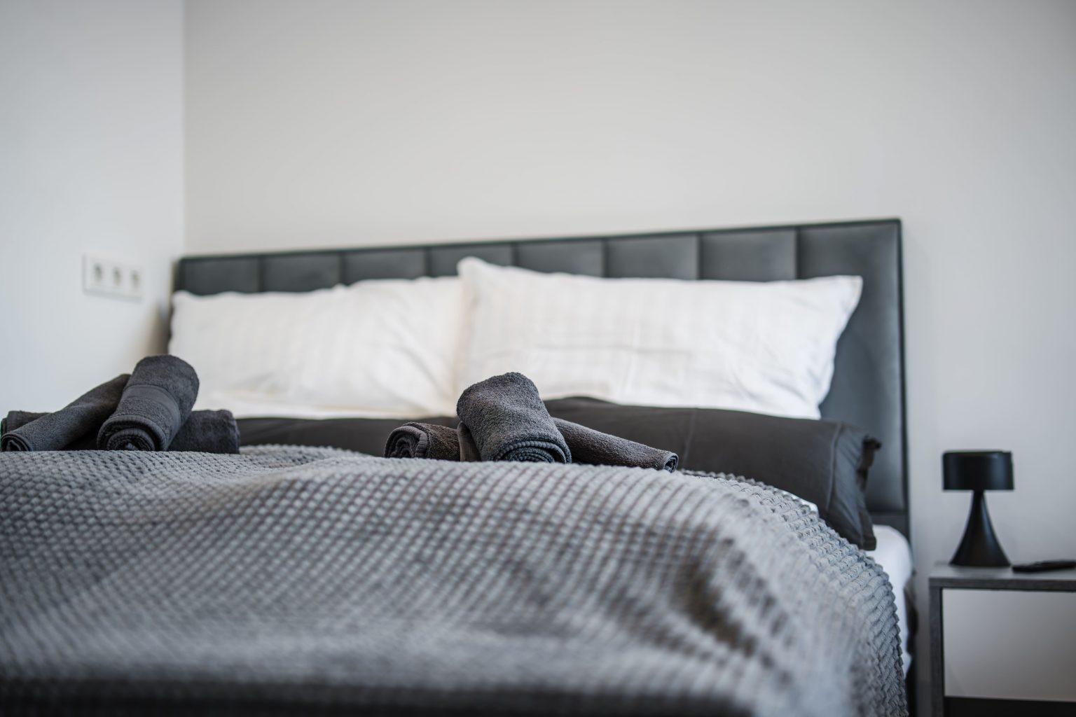 Sanfter Schlaf in Stil Einladendes Bett für erholsame Nächte